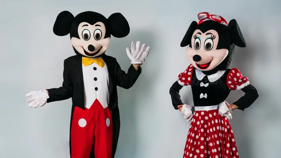 Surprinde-l pe micuțul tău fan Disney cu o mascotă Mickey Mouse la petrecere!